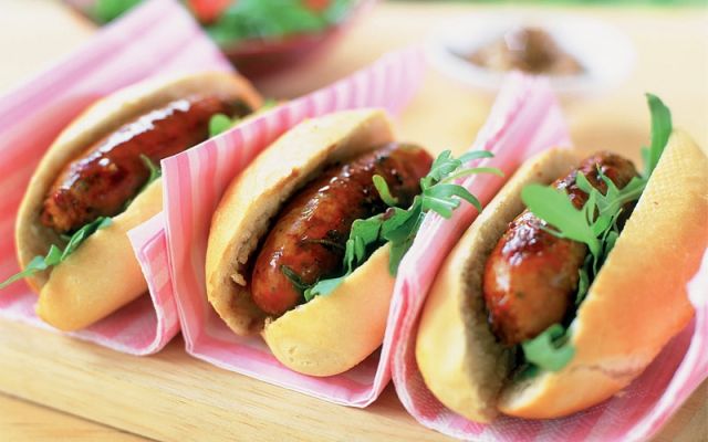 نقانق مع الخردل والهلام البلسمي