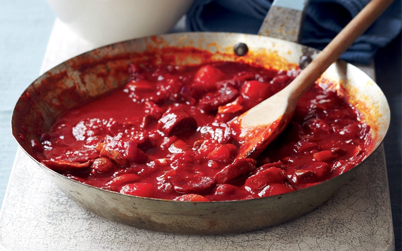 النقانق الإسبانية مع عصير العنب الأحمر