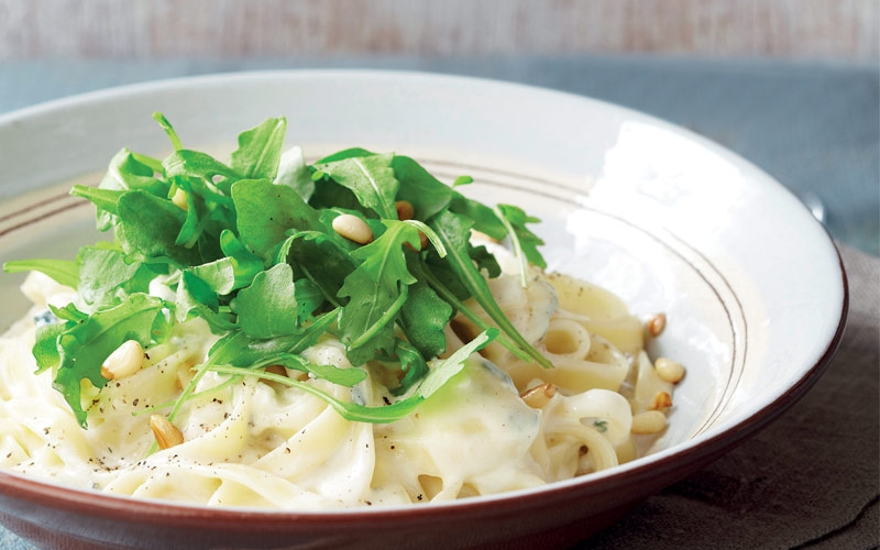 تالياتيلي بالصنوبر وجبنة الغورغونزولا القشدية