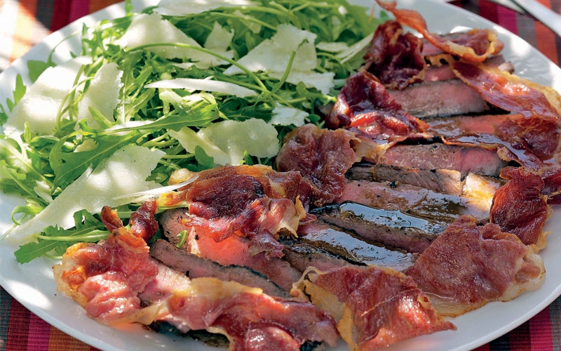 سلطة شرائح اللحم مع اللحم المقدّد