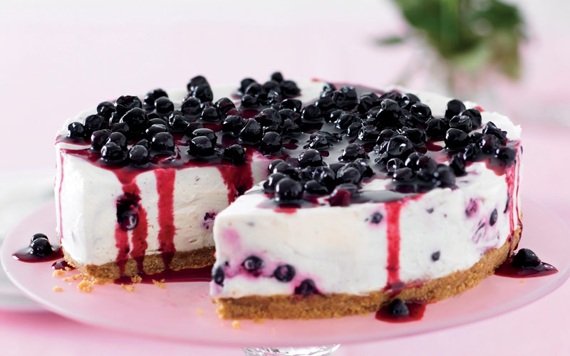 تشيزكايك الشوكولا البيضاء وصلصة التوت الأسود