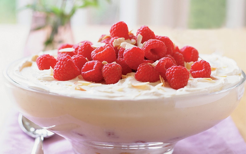 ترايفل التوت واللوز