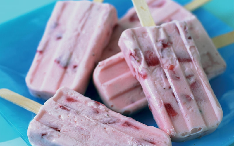 عيدان الفراولة بالحليب