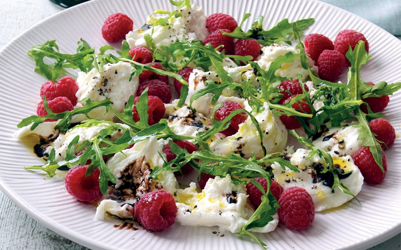 سلطة الروكا والتوت والموزاريلا