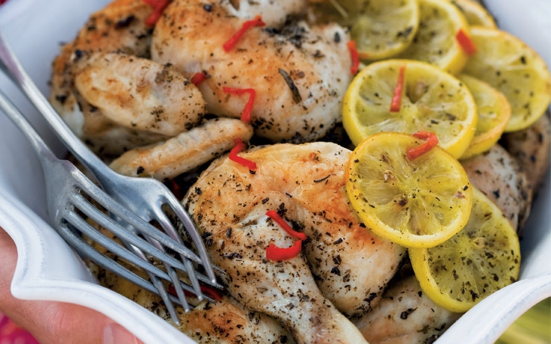 الدجاج مع صلصة الليمون والفليفلة الحرّيفة