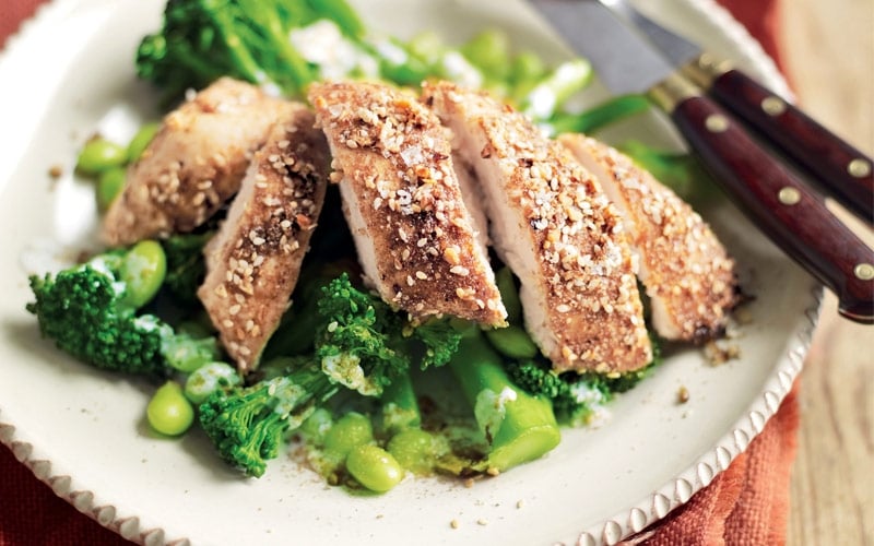 الدجاج المحمص مع الثوم واللوز