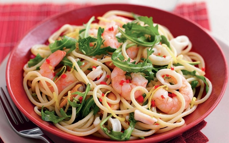 سباغيتي مع القريدس والحبار والفليفلة الحريفة