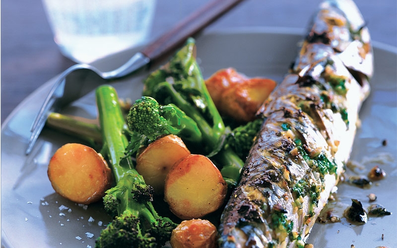 سمك الاسقمري بالتوابل على الطريقة الآسيوية