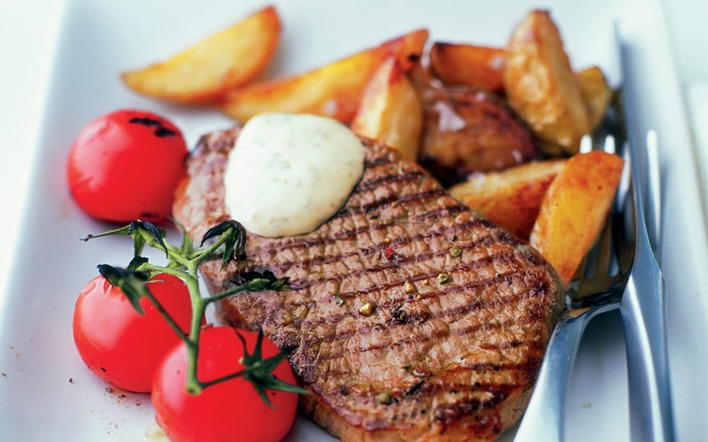 شرائح اللحم مع البهار ورقاقات البطاطا المقلية