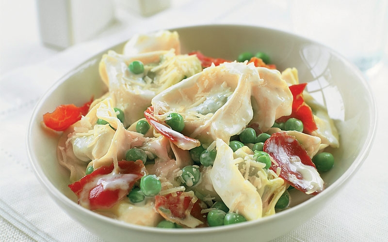 تورتيليني مع اللحم البقري والبازيلا