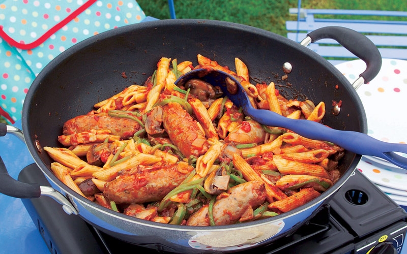 معكرونة مع النقانق والفول