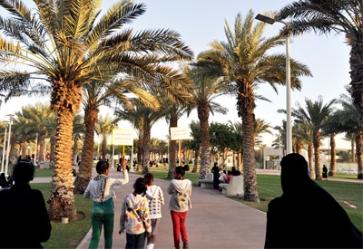 سعوديات يبحثن عن الترفيه في الشواطئ الخاصة والأسواق والمطاعم