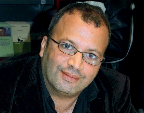 بشير مفتي المكتبة أوّلاً وثانياً... والإنترنت ثالثاً