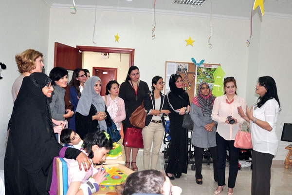 عقيلات القناصل في دبي في زيارة لمركز المشاعر الإنسانية 