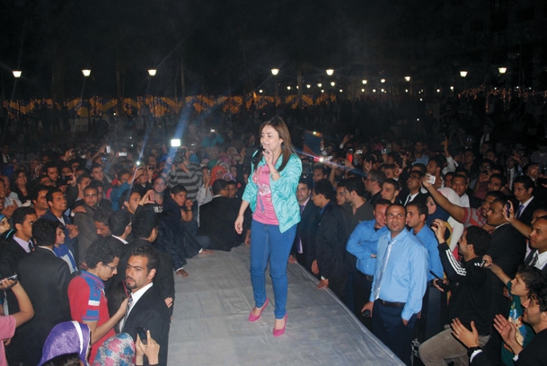 ياسمين نيازي تحتفل بخريجي كلية الصيدلة