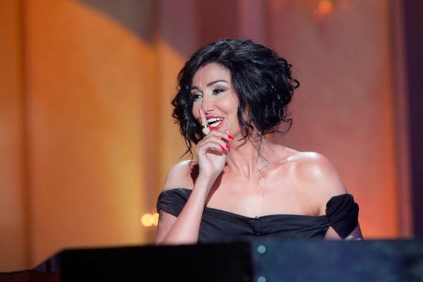 غادة عبد الرازق تحاول تعويض فترات التوقف