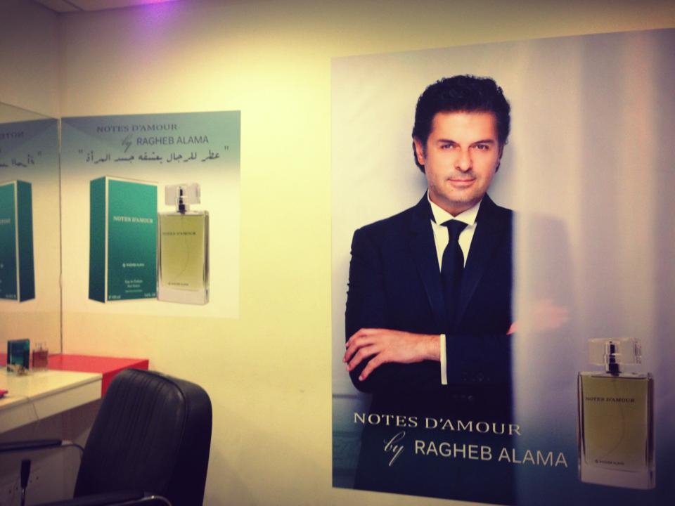 ديكور جديد لغرفة راغب علامة وأحد الجالسين في منطقة الخطر تدرّب على أغنيته خلال الإعلان، فمن كان؟!