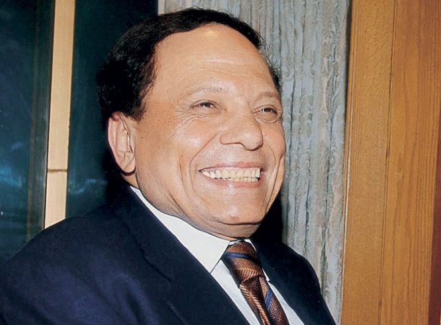 عادل إمام ضاحكاً: أزمة تنفّس أخفّ من الوفاة