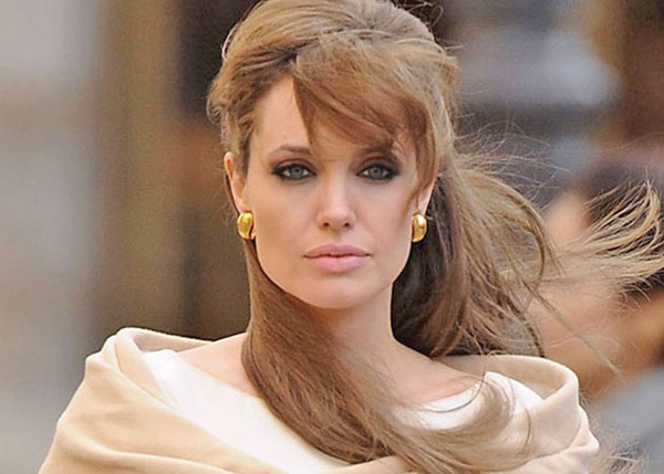 أنجلينا جولي تتحدّى مرض السرطان