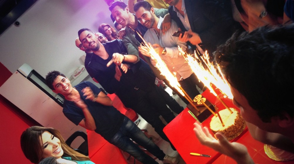 هكذا احتفل معجبو نانسي عجرم وفريق عمل <strong>Arab Idol 2</strong> بعيد ميلادها في الاستوديو