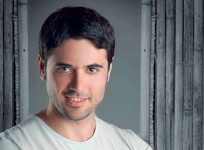 أحمد عز يرافق والده المريض ويتكتم عن تفاصيل فيلمه الجديد