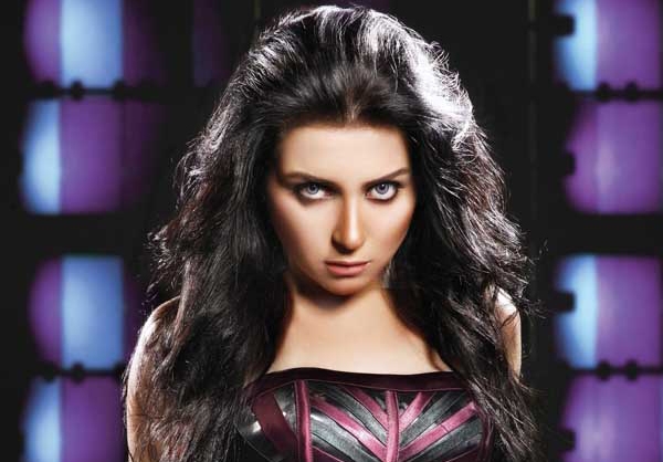 مي عز الدين تتراجع عن الغناء