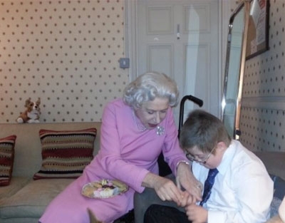 طفل مصاب بالسرطان يطلب لقاء الملكة اليزابيث وهي ترفض!