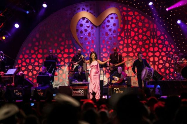 نجوى كرم زفّت بالتمر والحليب من معجبيها