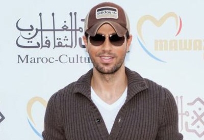 الفنان إينريكي إيغليسياس يتألق في إحيائه حفل صاخب ويستعد لإطلاق ألبومه الجديد