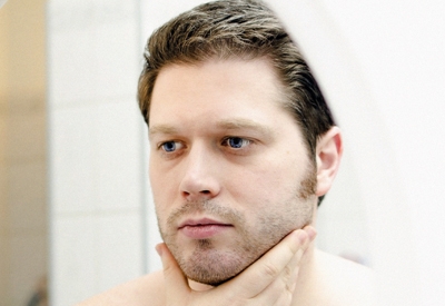 في سَعْيهِ لتحسين شكله ومظهره متى يتخطى الرجل حدود التجميل المقبول