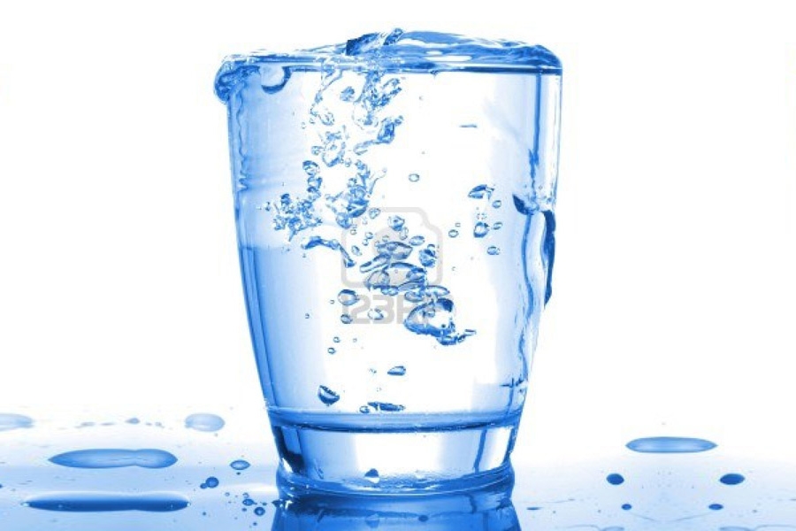 هل يجب تناول 8  أكواب من الماء في اليوم؟