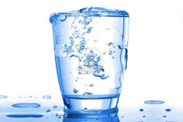 هل يجب تناول 8  أكواب من الماء في اليوم؟
