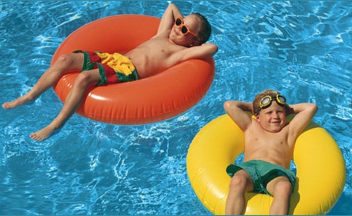 هل يجب الانتظار لمدة ساعة على الأقل للسماح للطفل بالسباحة بعد تناوله الطعام؟ 