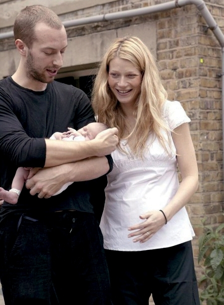 مع زوجها وطفلهما