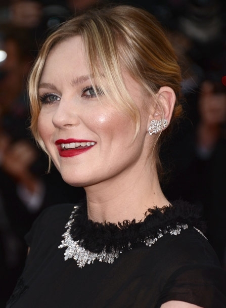 Kirsten Dunst wore Camélia Brodé earrings and ring