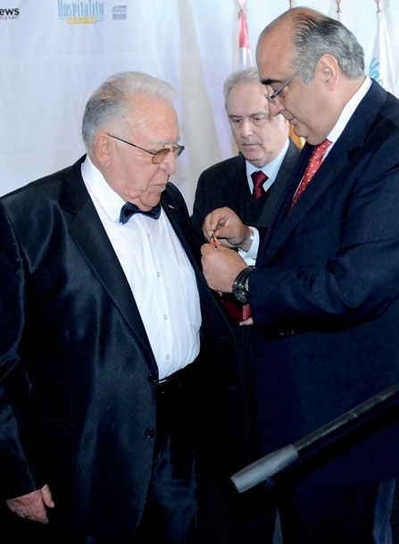 الوزير عبود يكرم نهاد دامس