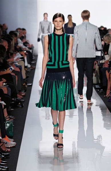 الخطوط، ملوّنة أو حياديّة، بالطول وبالعرض