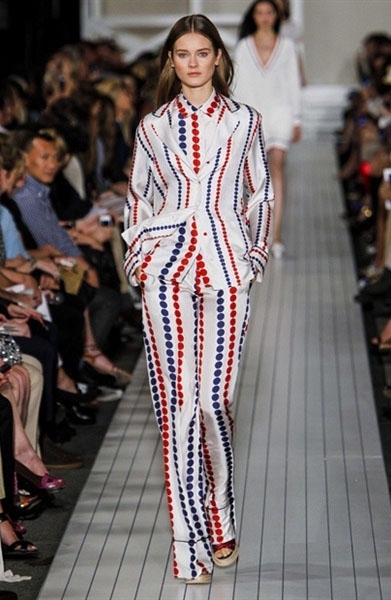 الخطوط، ملوّنة أو حياديّة، بالطول وبالعرض