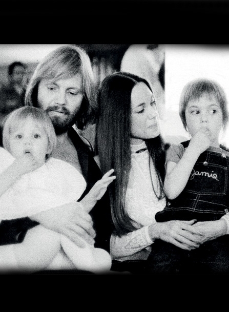 انجيلينا مع والديها وشقيقها