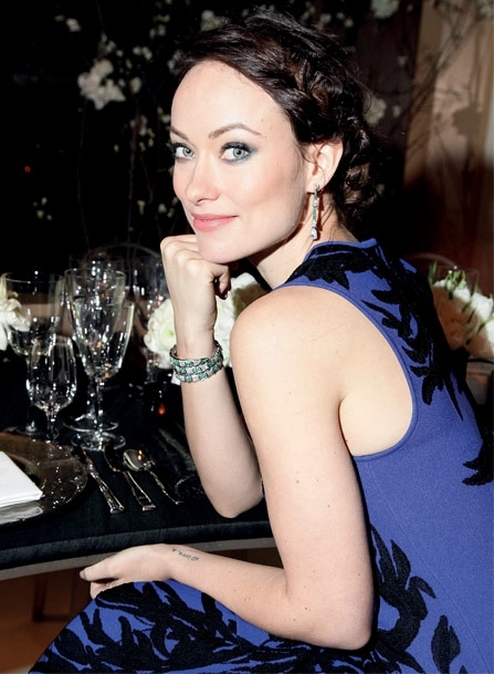 أوليفيا وايلد تشعّ بمجوهرات من مجموعة Serpenti من Bulgari