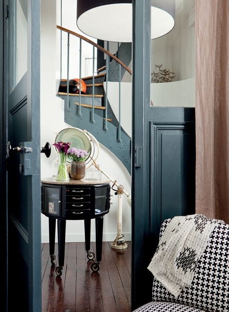 المدخل تحتله قطع أثاث قديمة من سنوات الخمسينات