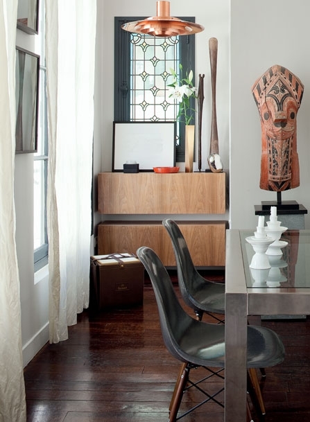 ركن من المطبخ تزينه تحف اندونيسية