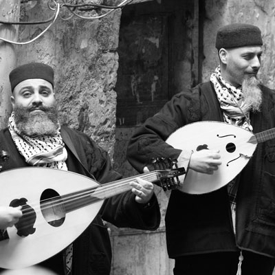 العود والبُزُق يُضفيان سحراً شرقياً على الإيقاعات الإلكترونية الصاخبة