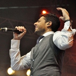 محمد حماقي يتألق ويطالب جمهوره بالتبرع بالدم