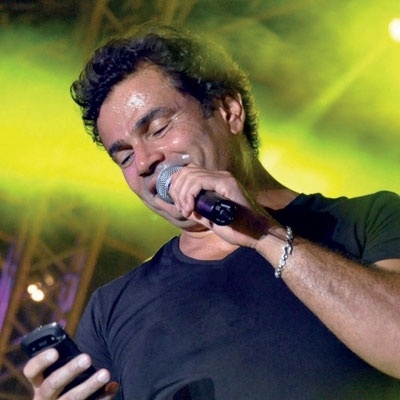 عمرو دياب يقدم أغنية جديدة ويعلن الفائز في مسابقته الشعرية