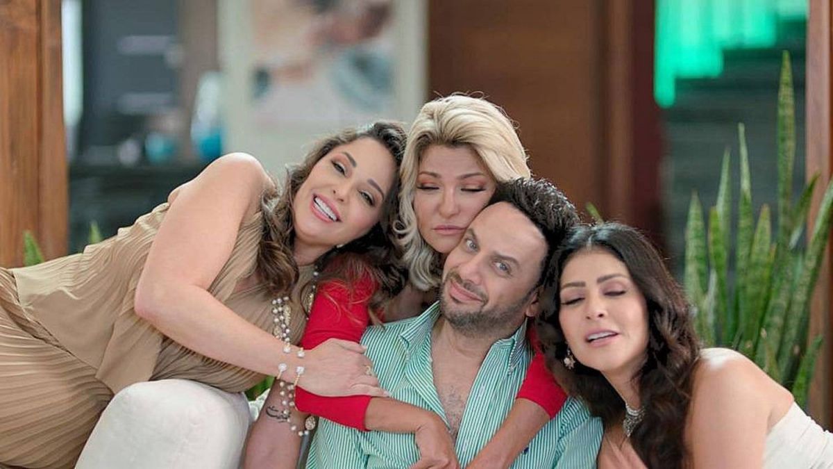 بالفيديو - مصطفى قمر يوضح سبب رفض ياسمين عبد العزيز الظهور في 