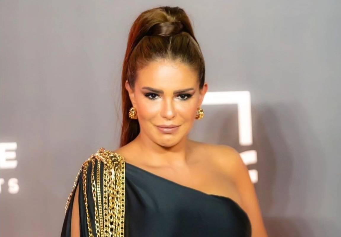 الصورة الأولى لدنيا عبد العزيز بعد إصابتها بكسر في القدم