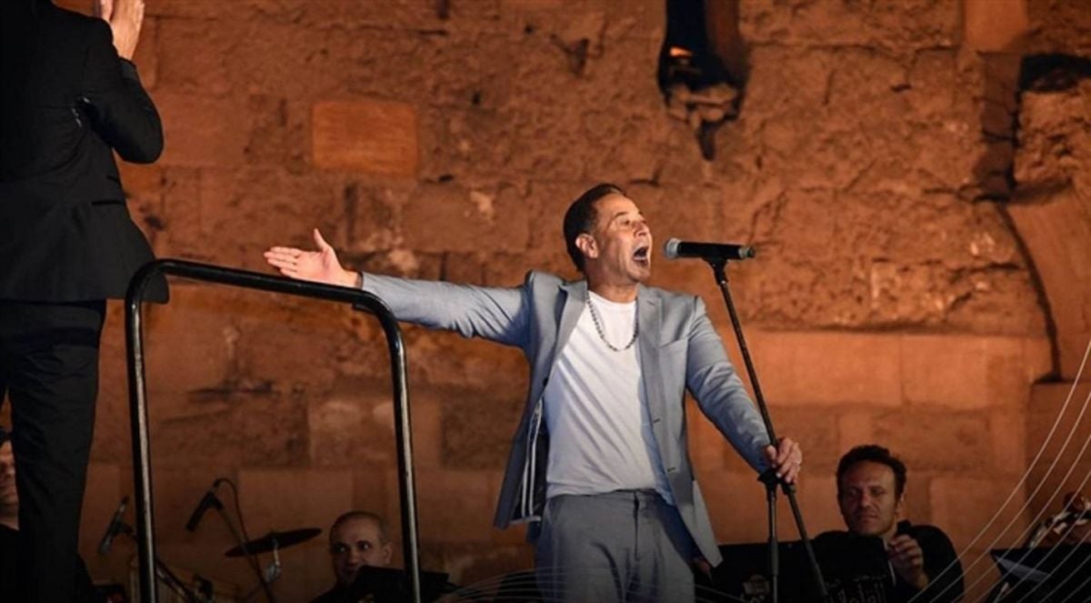 بالفيديو والصور - مدحت صالح يتألق في أولى ليالي 