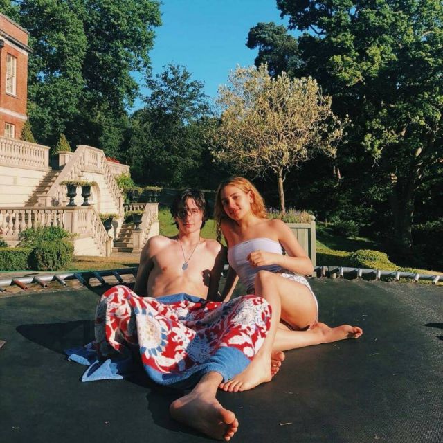 كينزي عمرو دياب تثير الجدل بجلوسها في حضن حبيبها