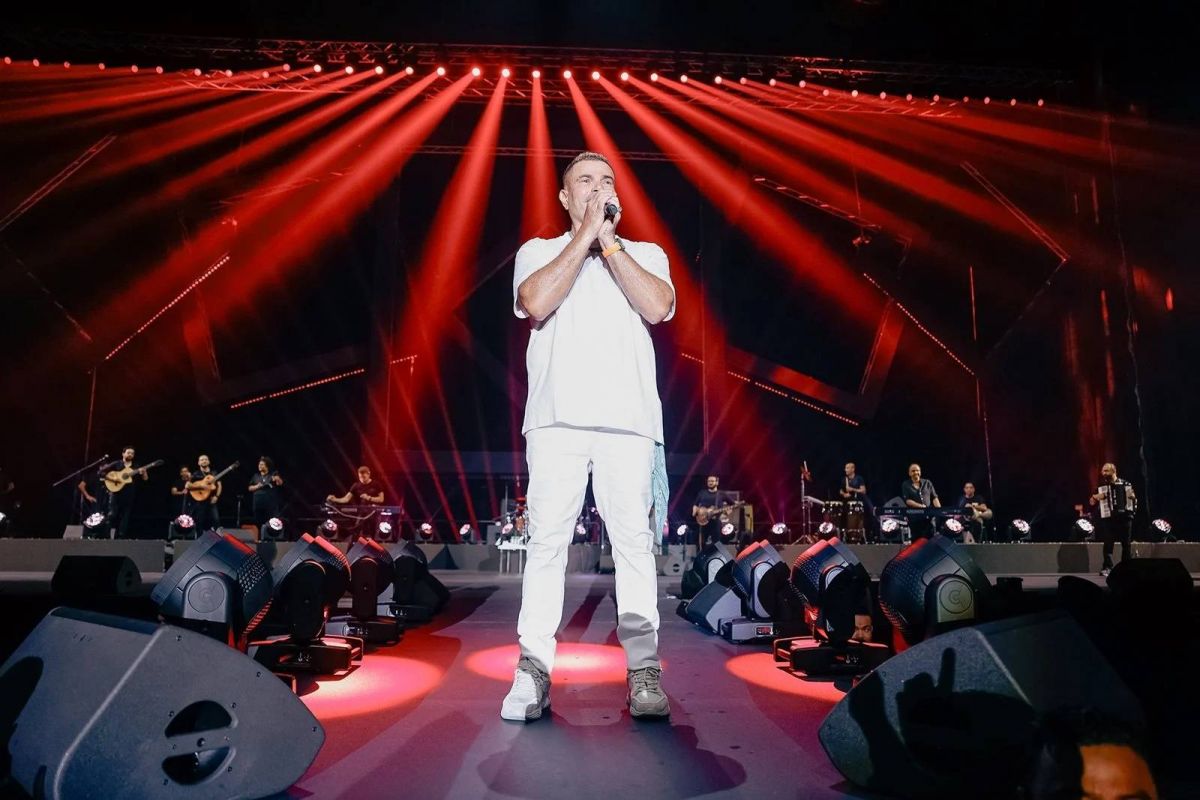 بالصور - تكريم عمرو دياب خلال إحيائه حفلاً كبيراً على مسرح 